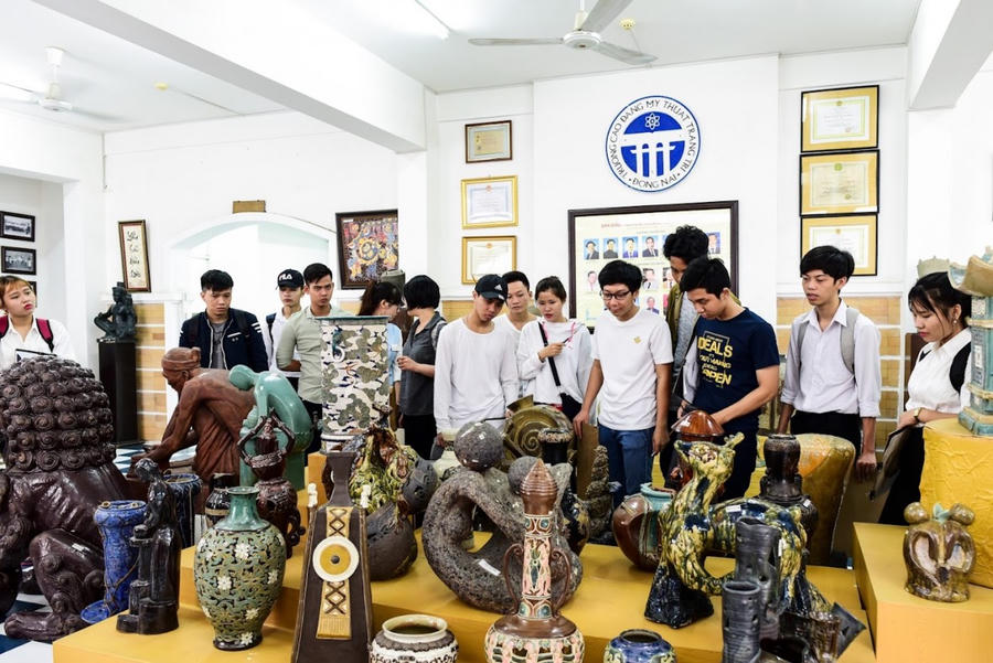 Đoàn sinh viên trường Cao đẳng Mỹ thuật trang trí Đồng Nai tham quan Triển lãm gốm trang trí Biên Hòa.