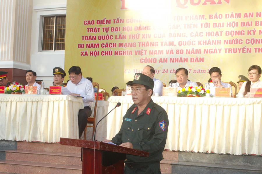 Đại tá Châu Quốc Huy – Tỉnh ủy viên, Phó Giám đốc Công an tỉnh Cà Mau, báo cáo kết quả công tác chuẩn bị bảo đảm an ninh, trật tự Đại hội Đảng các cấp, tiến tới Đại hội lần thứ 14 của Đảng, các ngày Lễ lớn của đất nước và của ngành Công an.