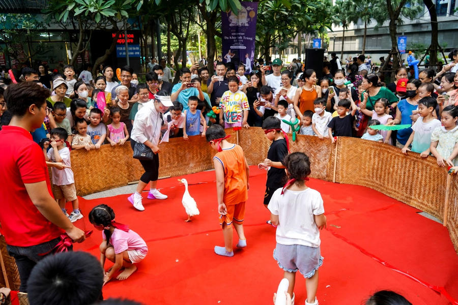 Bịt mắt bắt vịt, trò chơi dân gian được tái hiện trong khuôn viên TNR Goldmark City vừa mang lại sự hào hứng cho con trẻ vừa gợi nhớ ký ức tuổi thơ đẹp đẽ trong lòng nhiều người. (Ảnh: TNPM)