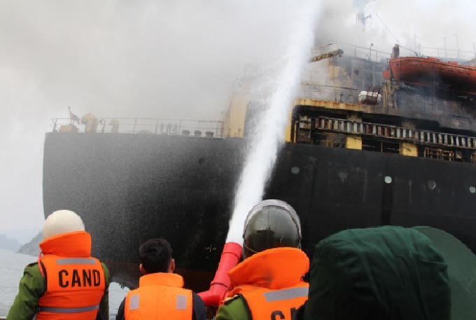 Lực lượng chức năng nỗ lực dập tắt ngọn lửa.