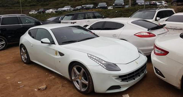 Siêu xe 4 chỗ Ferrari FF nằm cạnh một chiếc Porsche Panamera và Maserati GrandTurismo. (Ảnh: Lâm Việt Cường).