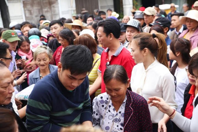 Hàng trăm người dân được ca sĩ Mỹ Tâm trao quà Tết yêu thương.