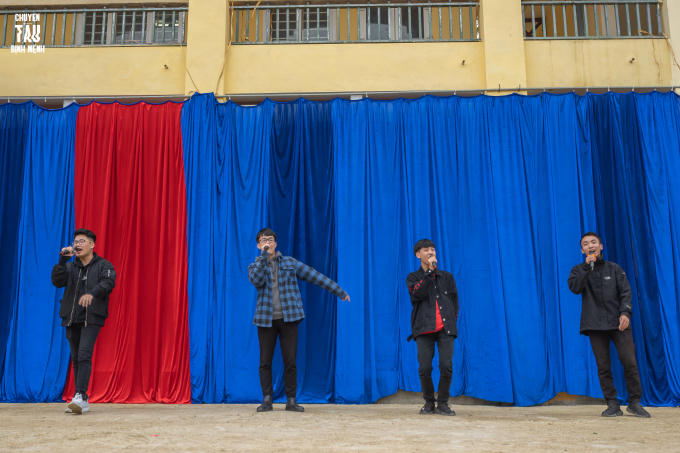 Những giọng ca “vàng” của trường Báo thể hiện ngọt ngào ca khúc "Đi để trở về".