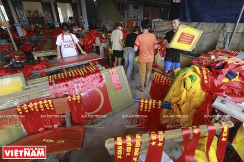 Ngoài cờ người Từ Vân còn sản xuất ruy băng cổ vũ bóng đá, các loại cờ thi đua, cờ thưởng… phục vụ nhiều sự kiện. 