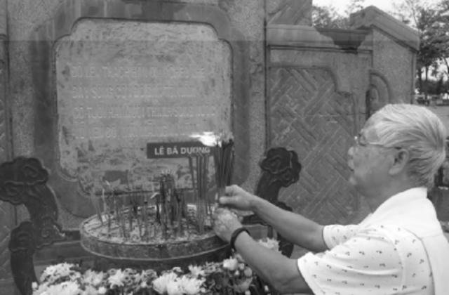 Có một người đàn ông mang rất nhiều hoa ra bờ sông Thạch Hãn…