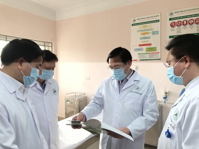 Đến thăm các buồng bệnh, Bí thư Thành ủy Vương Đình Huệ yêu cầu ngành y tế TP Hà Nội phải luôn luôn sẵn sàng công tác phòng chống dịch Covid-19.