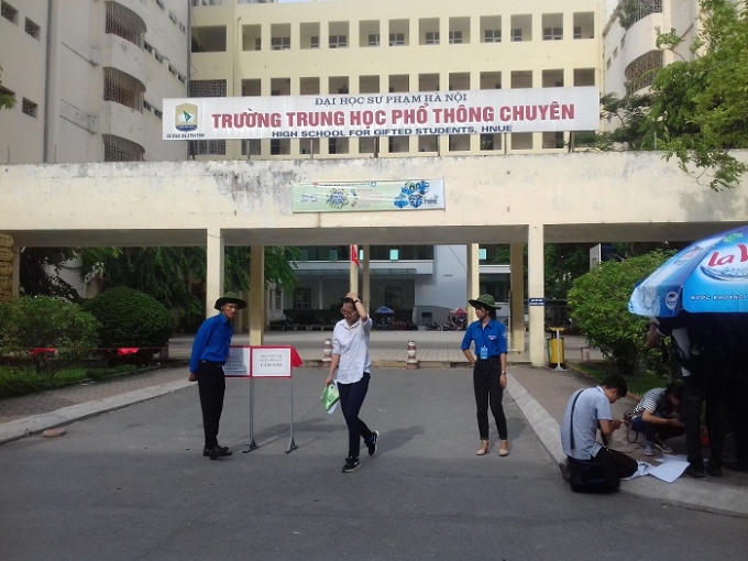 Thí sinh đầu tiên ra khỏi phòng thi đối với môn tiếng Anh tại điểm thi Đại học Sư phạm Hà Nội.