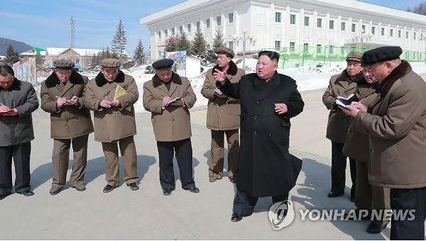 Ông Kim Jong-un tới thị sát hoạt động xây dựng tại Trung tâm thương mại Taesong. (Nguồn: Yonhap news).