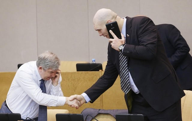 Thành viên của Ủy ban Quốc hội về Văn hóa, Thể thao và Thanh niên Nikolay Valuev (bên phải) tại phiên họp toàn thể của Duma Quốc gia Nga (Ảnh: Tass)