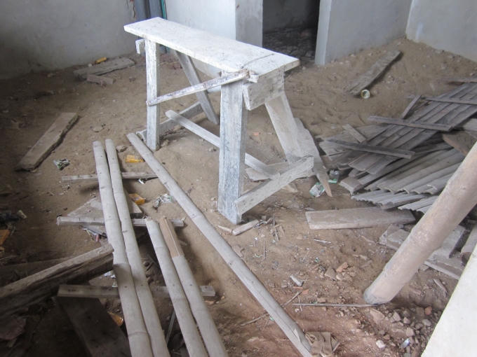 Sàn nhà được bày la liệt những vật liệu, dụng cụ xây dựng...