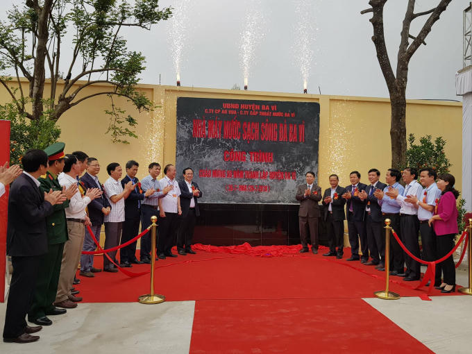 Phó Chủ tịch UBND TP Nguyễn Thế Hùng, cùng lãnh đạo huyện Ba Vì gắn biển công trình dự án Nhà máy nước sạch tại xã Phú Sơn, chào mừng kỷ niệm 50 năm thành lập huyện Ba Vì.