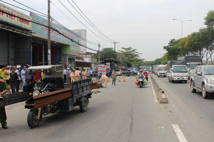Chiếc ba gác chở sắt cồng kềnh tông nam thanh niên chết thảm.
