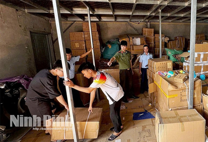 Cơ quan chức năng phát hiện nhiều đồ chơi trẻ em không rõ nguồn gốc, xuất xứ. (ảnh: Báo Ninh Bình)