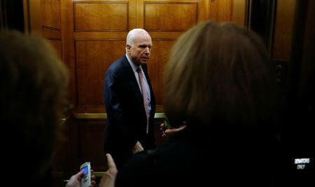 Thượng nghị sỹ John McCain là một trong những người ủng hộ dự luật.
