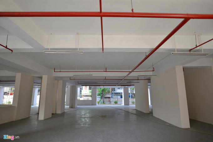 Sảnh bên trong dự án rộng hàng nghìn mét vuông nhưng luôn vắng tanh, không có bóng người. (Ảnh: Zing)
