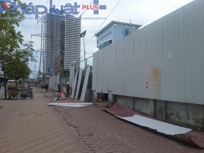 Công nhân đang thi công phần rào chắn, quây kín dự án.