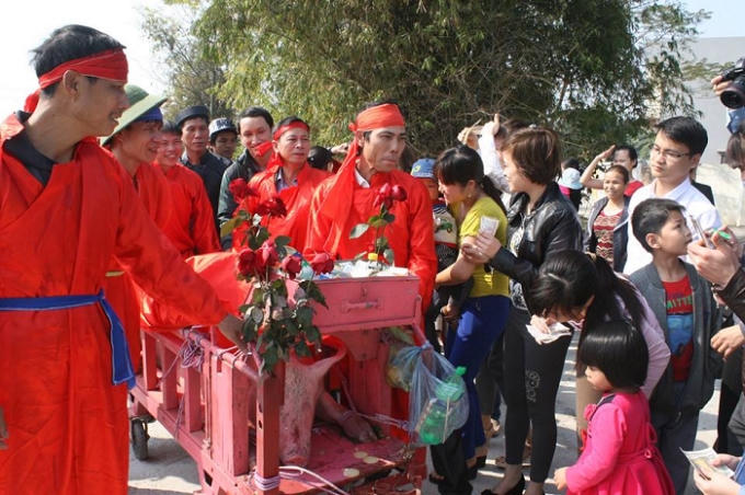 "Ông Ỉn" được đưa đến khu vực thực hiện nghi lễ đã được quy định.