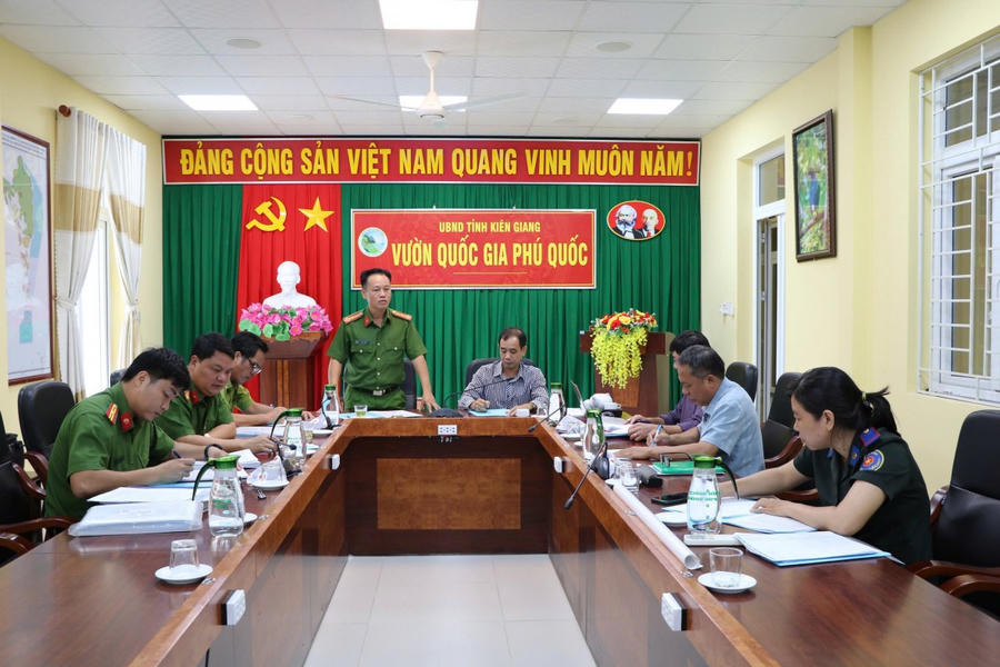 Đoàn kiểm tra làm việc với Vườn quốc gia Phú Quốc.