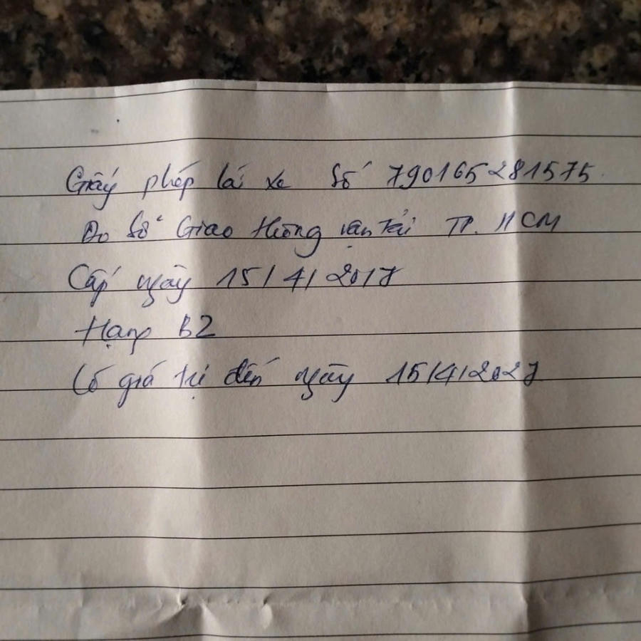 Mảnh giấy ghi số hiệu Giấy phép lái xe của ông Trần Quốc Huy mà bà Chung được cung cấp trong phiên tiếp công dân ngày 16/7/2024 tại Thành ủy Phú Quốc, có số seri trùng với Giấy phép lái xe trong Công văn Tổng cục Đường bộ trả lời Báo Nông thôn ngày nay là "không tìm thấy thông tin". (ảnh: bà Chung cung cấp).