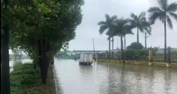 Một đoạn đường bên trong Khu công nghiệp Đại Đồng - Hoàn Sơn (huyện Tiên Du) bị nước