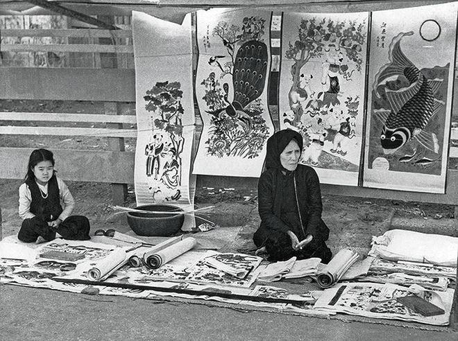 Hàng bán tranh dân gian Tết trên phố Hà Nội