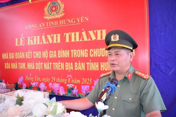 Đại tá Vũ Mạnh Hà, Phó Giám đốc Công an tỉnh Hưng Yên phát biểu tại lễ khánh thành nhà đại đoàn kết.
