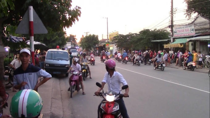 Người dân hiếu kì theo dõi vụ việc