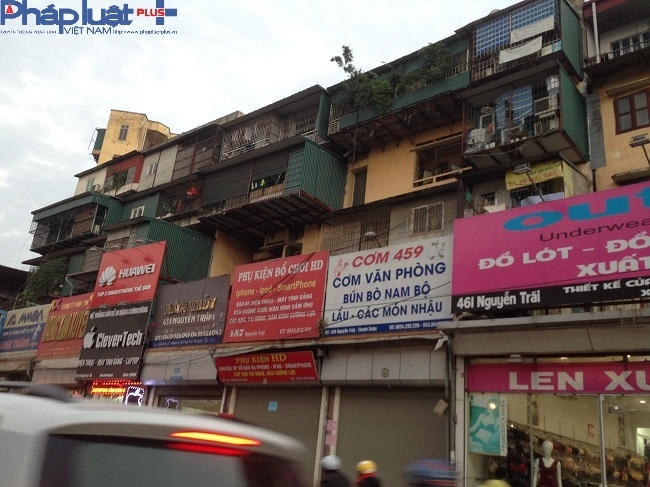 Muôn kiểu nhà chuồng cọp, từ to đến nhỏ, được bịt bằng những tấm tôn, khung sắt, chặn kín các khung cửa, nơi mà đáng nhẽ phải để thông thoáng để mỗi khi có sự cố sẽ là nơi thoát hiểm cho những người bên trong.