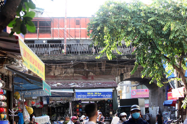 Đường tàu hoả phía trên, bên dưới là các ki-ốt buôn bán nhộn nhịp. Tới đây, điện mạo những đoạn ki-ốt này sẽ thay đổi khi các ô vòm được đục thông.