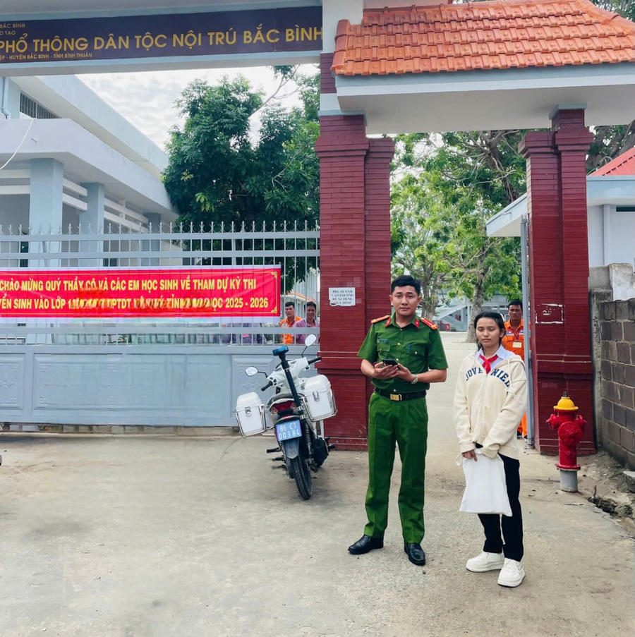 Thượng úy Trịnh Văn Ngọc – Công an xã Hàm Thắng kịp thời đưa nữ sinh đến đúng điểm thi (ảnh: CABT).