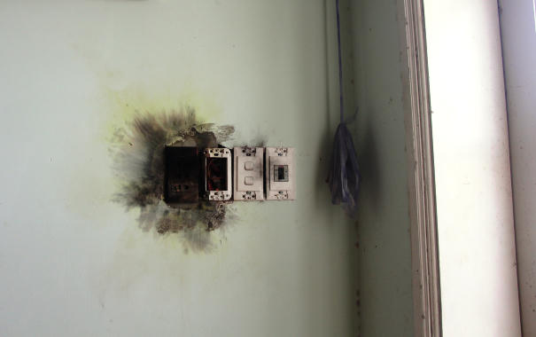 Aptomat tầng ba bị cháy gây chập điện khiến 3 người bị thương. Ảnh: PCCCĐN.