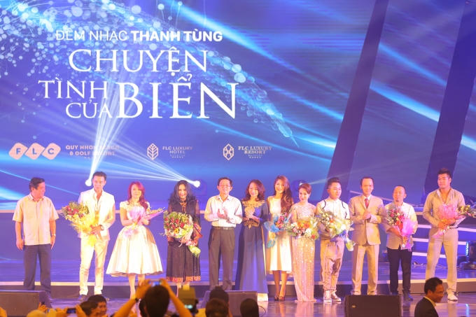 Các nghệ sĩ tham gia chương trình nhận bó hoa tươi thắm từ lãnh đạo tỉnh Bình Định và Tập đoàn FLC