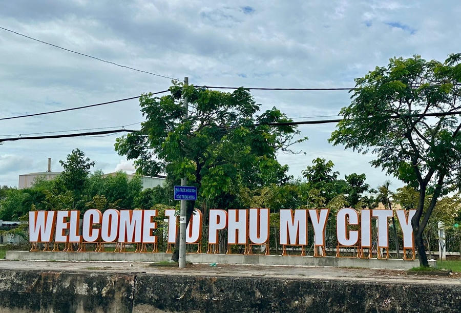 Lời chào bằng tiếng Anh đã cập nhật thành "Welcome to Phu My city" của thị xã Phú Mỹ nằm trên Quốc lộ 51