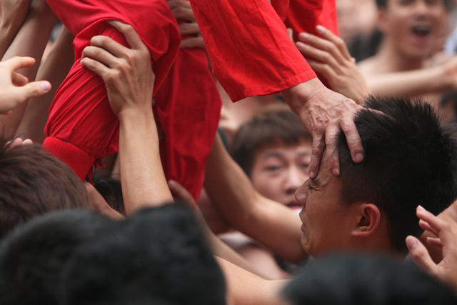 ...đảm bảo không được phép để cho ông đám ngã trong bất cứ tình huống nào.