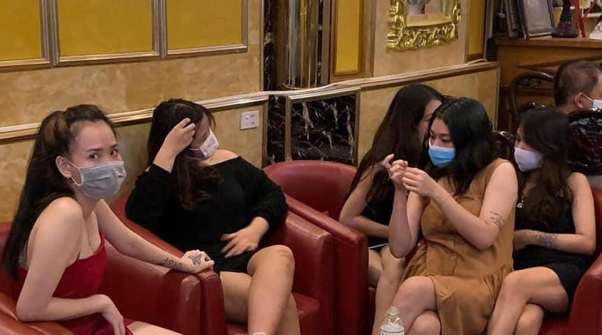 Nhóm người bị bắt quả tang tại phòng hát. Ảnh: Công an Lục Ngạn.