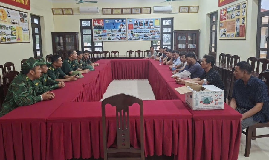 Cán bộ chiến sĩ Đồn Biên phòng Đảo Trần hỗ trợ đưa các thuyền viên gặp nạn về Đồn.