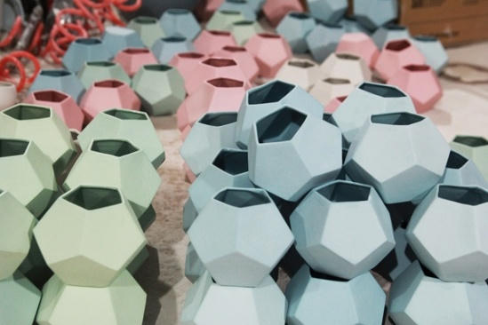 Bên cạnh đó, những chiếc chậu trồng cây hình lục giác nhiều màu sắc được nhiều bạn trẻ yêu thích.