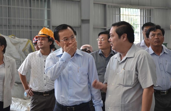 Ông Nguyễn Xuân Anh trong một lần đi thị sát ô nhiễm môi trường ở bãi rác Khánh Sơn. Ảnh: Đoàn Nguyên.