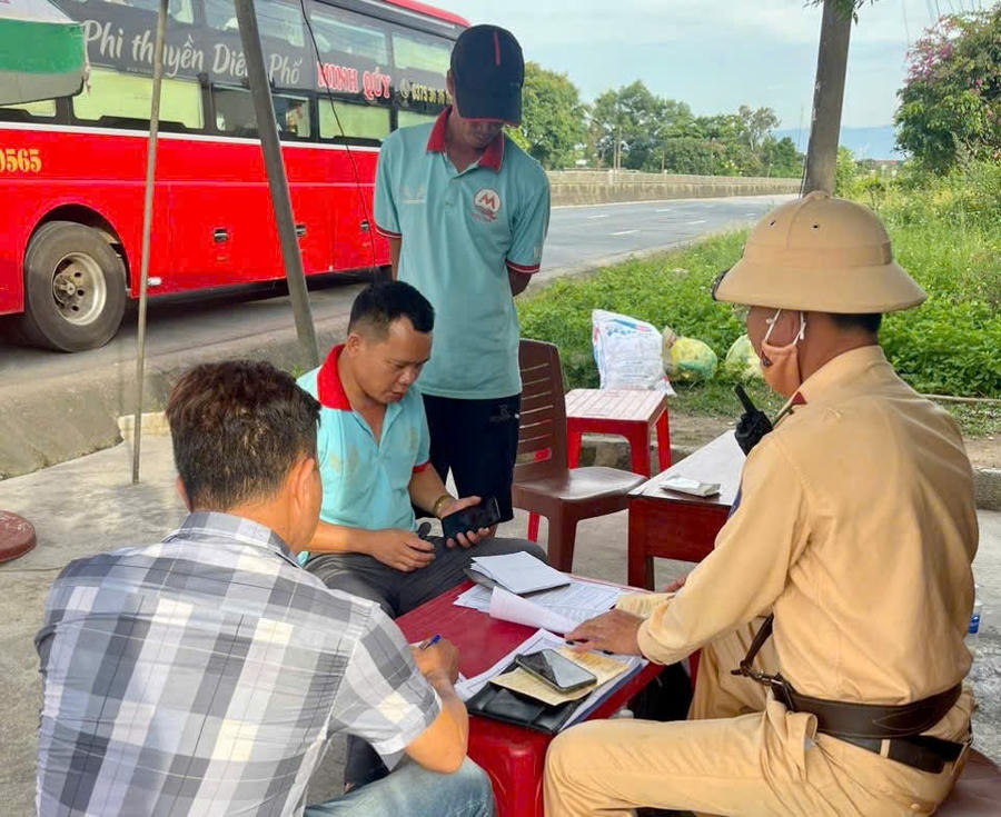 CSGT Hà Tĩnh lập biên bản xử lý trường hợp vi phạm.