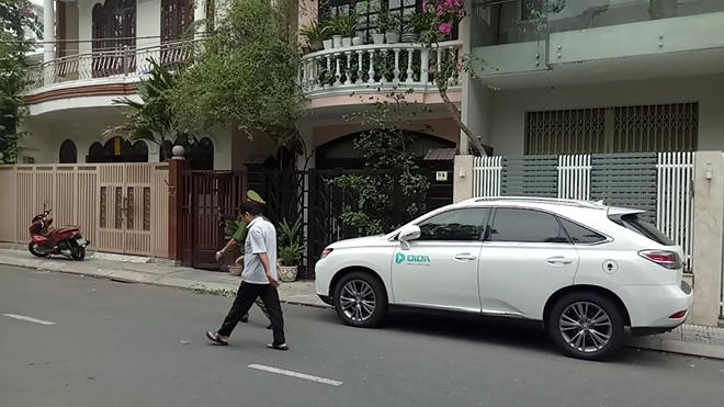 Trước cửa nhà ông Văn Hữu Chiến.