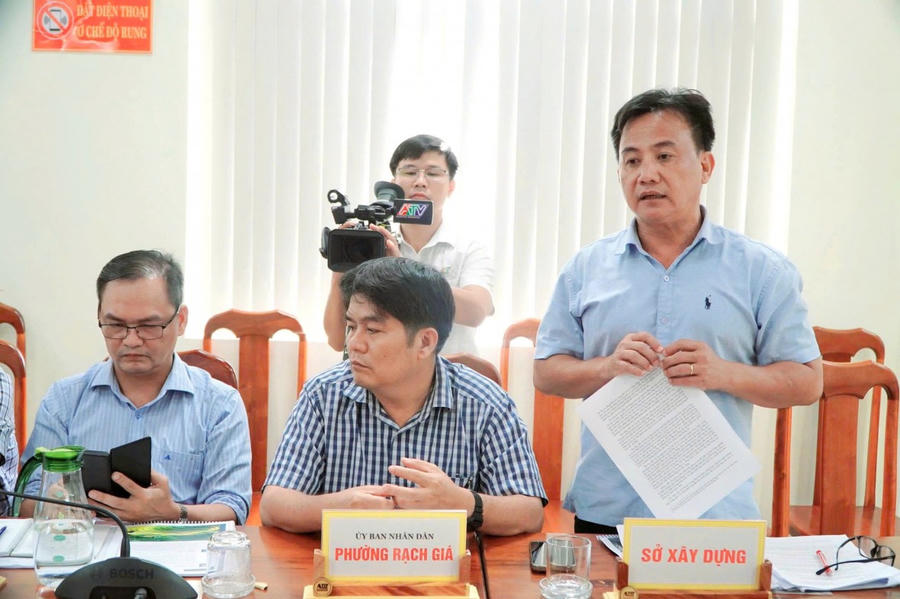 Ông Lưu Hoàng Tín - Phó phòng Quy hoạch và phát triển đô thị, Sở Xây dựng tỉnh An Giang phát biểu tại buổi làm việc
