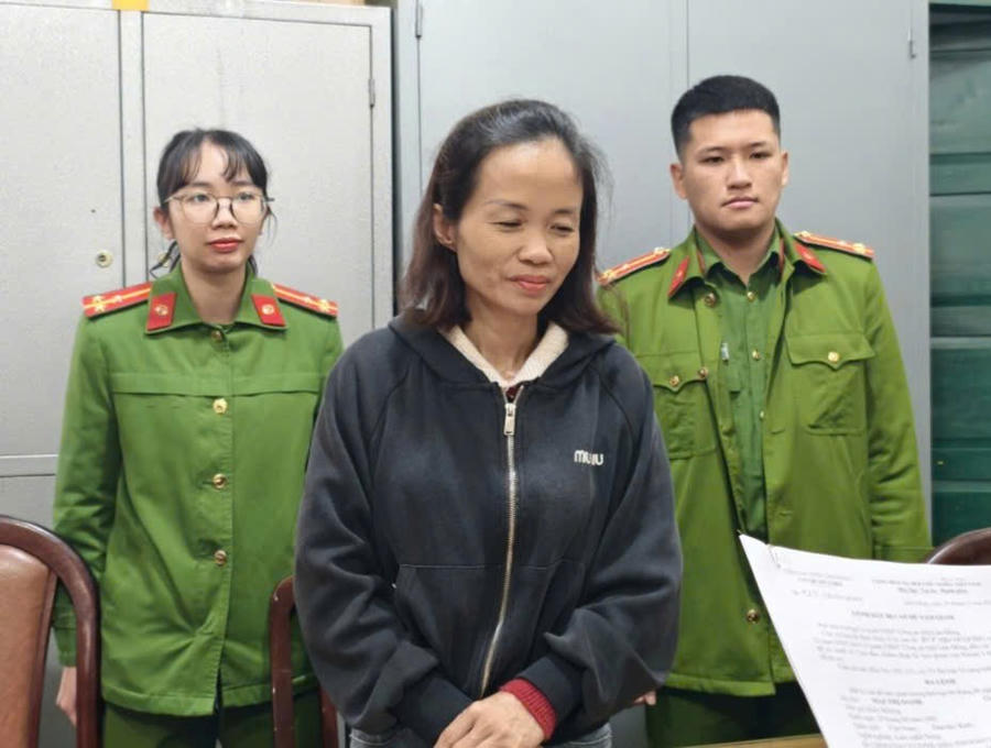 Công an đọc lệnh khởi tố, bắt tạm giam đối tượng Mai Thị Oanh. Ảnh: Báo Lâm Đồng