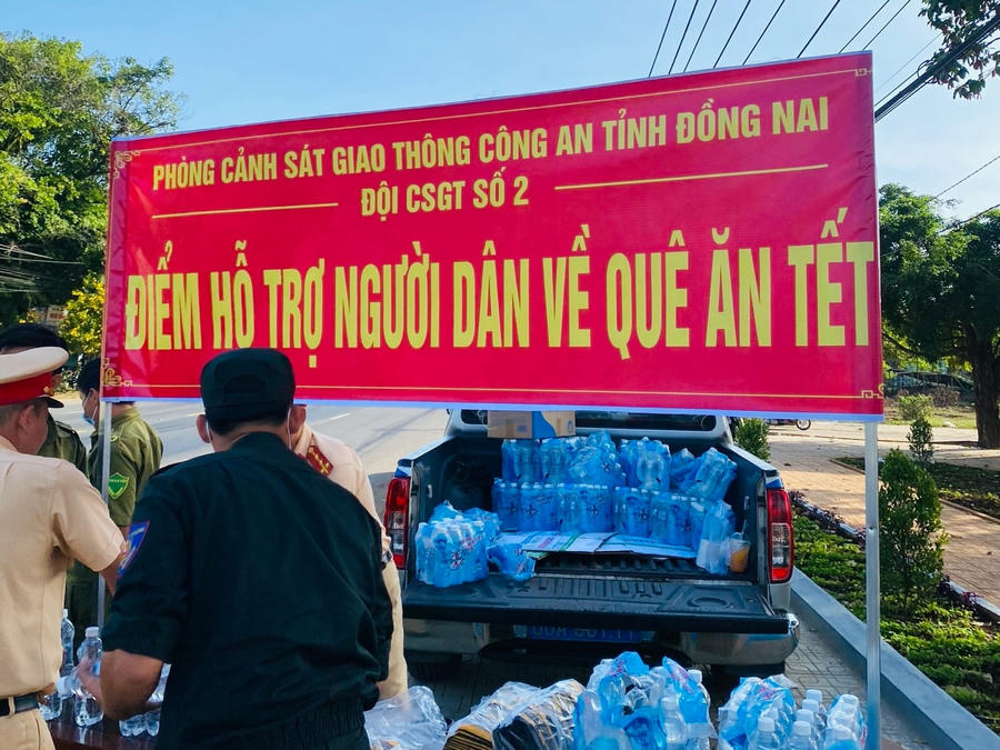 Có mặt tại điểm cấp phát nước và khăn lạnh cho người dân, Phó đội trưởng ĐCSGT Số 2 – Mai Ngọc Minh cho biết, qua đợt phát quà lần này, lượng lượng CSGT chúc bà con có một chuyến đi an toàn và đón một năm mới sum vầy, đầm ấm bên gia đình.