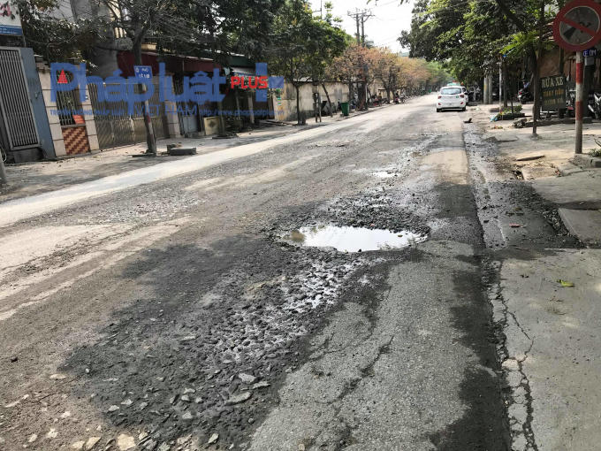 Mặt đường bị hỏng nghi&ecirc;m trọng