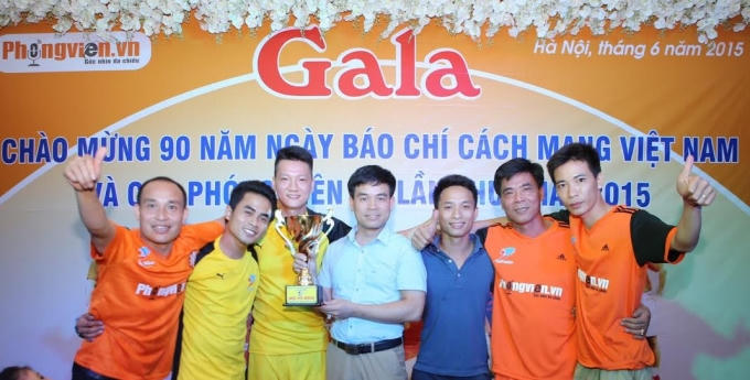 Ông Khúc Hữu Thanh Hải - Chủ tịch danh dự FC Phóng viên chụp ảnh lưu niệm với CLB Phóng viên Pháp Luật.