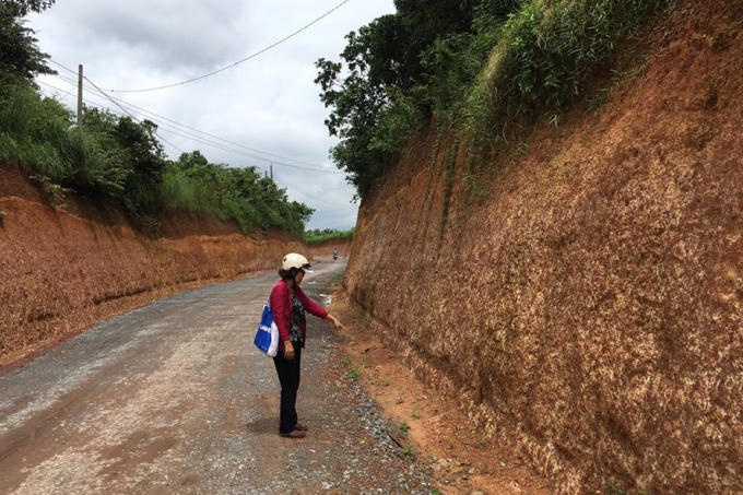 Vụ mở đường, nhà dân bị ... “thượng” lên đỉnh đồi: Làm rõ việc móc đất đi bán hay đổ ở đâu?
