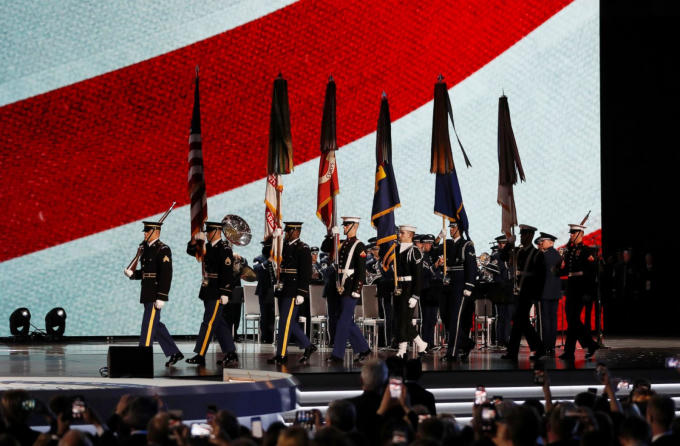 Đội tuần binh tiến vào quảng trường nơi có sự xuất hiện của Tổng thống Donald Trump và vợ ông, đệ nhất phu nhân Melania Trump trong buổi lễ nhậm chức diễn ra tại Washington DC, ngày 20/1/2017. (Ảnh: Reutes)