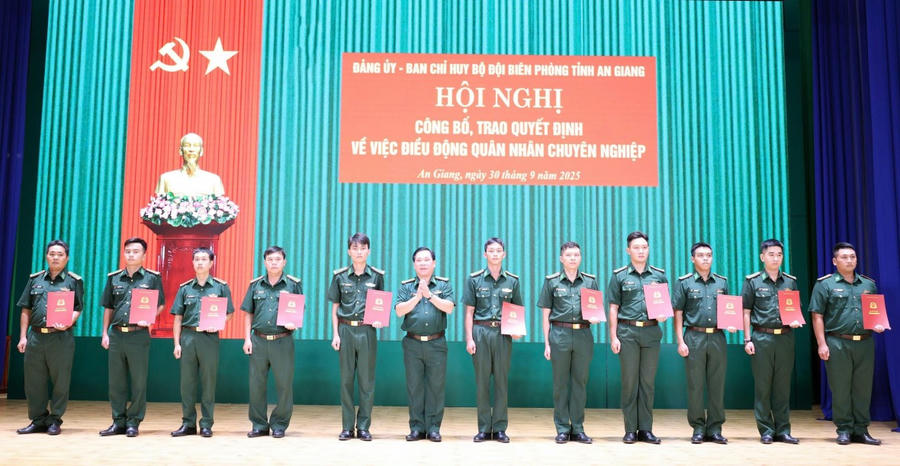 Đại tá Nguyễn Văn Hiệp, Phó Chính ủy Bộ Chỉ huy Quân sự tỉnh, Chính ủy Ban Chỉ huy BĐBP tỉnh An Giang trao quyết định cho các đồng chí.