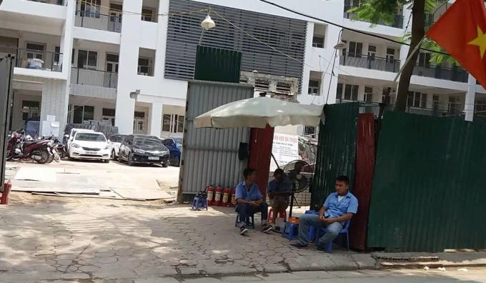 Điểm trông giữ xe vẫn ngang nhiên tồn tại và nhiều xe hơn, dù trước đó lãnh đạo phường đã  chỉ đạo công an phường giải quyết dứt điểm bãi trông giữ xe trái phép trên, chậm nhất là vào thứ hai( 25/7).