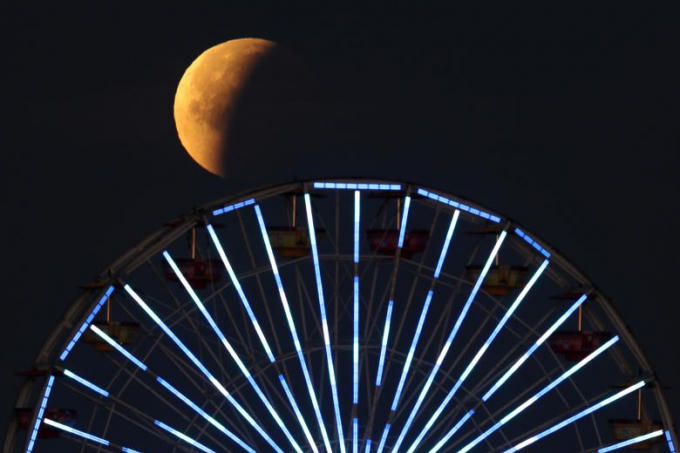 Siêu trăng treo lơ lửng trên bánh xe Ferris tại bến tàu Santa Monica.